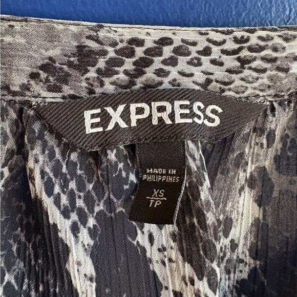 Express Black and Gray Graphic 3/4 Sleeve Blouse size XS - Picture 8 of 10